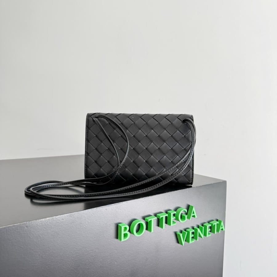شنطة بوتيغا Andiamo pouch on strap Bottega