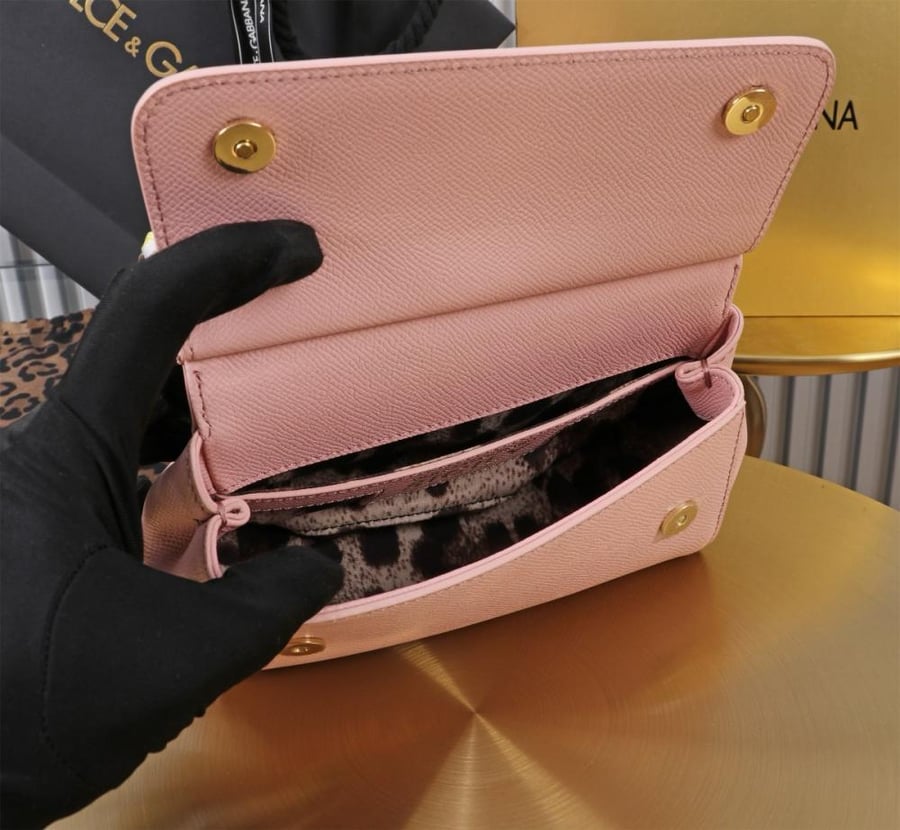 . شنطة دولتشي اند غابانا  Small Sicily handbag