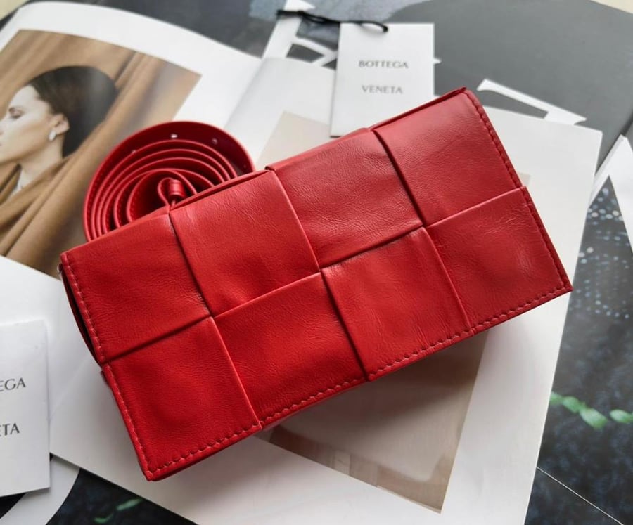 شنطة بوتيغا Mini Cassette مقاس 18cm