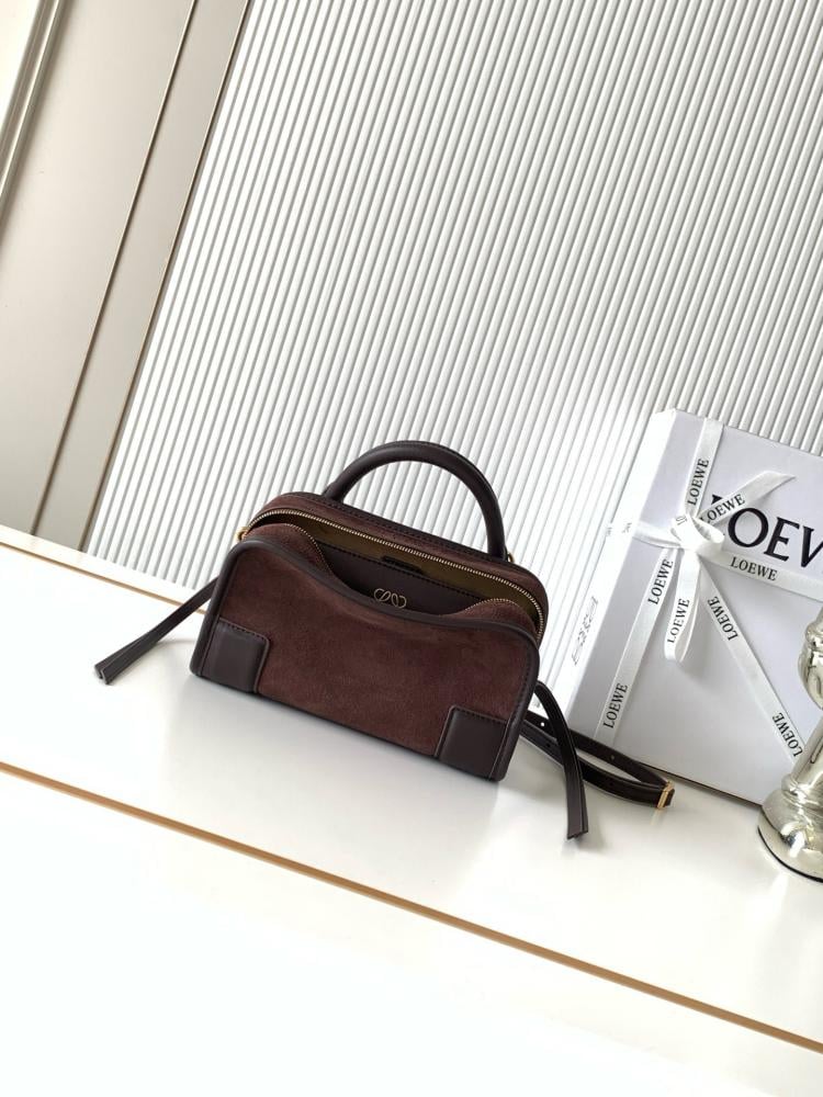 شنطة لويفي Amazona Loewe