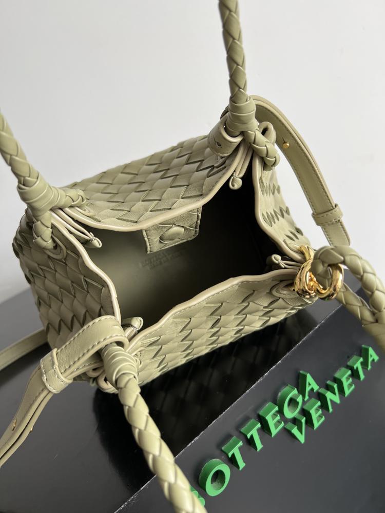 شنطة بوتيغا parachute مقاس 21cm