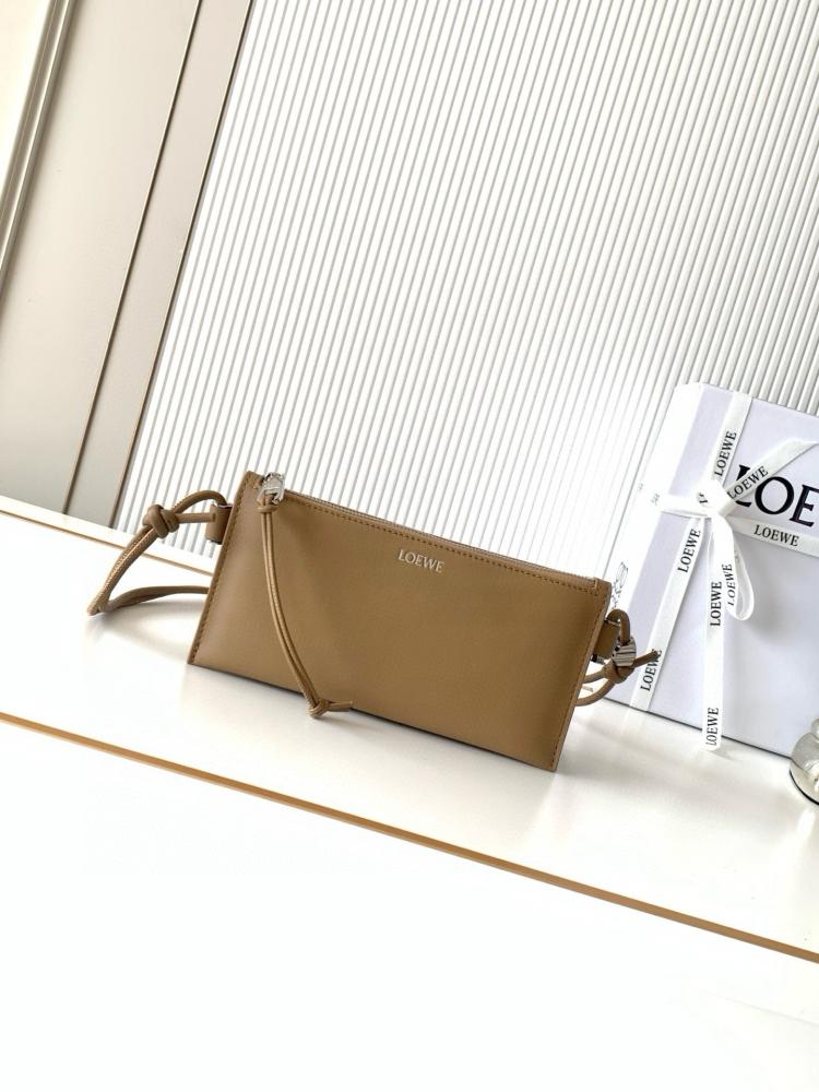 شنطة لويفي Joya Loewe