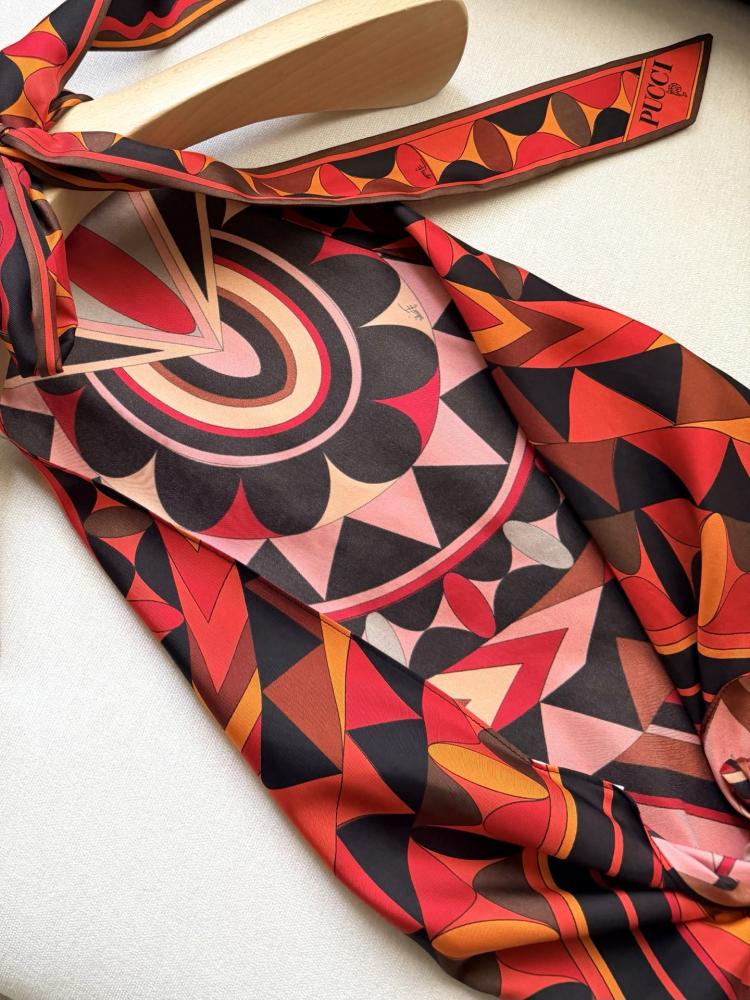 توب Pucci.