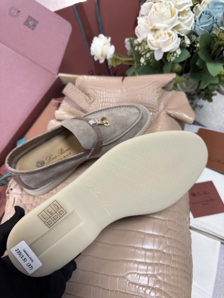 حذاء فلات لورو بيانا Crocodile leather