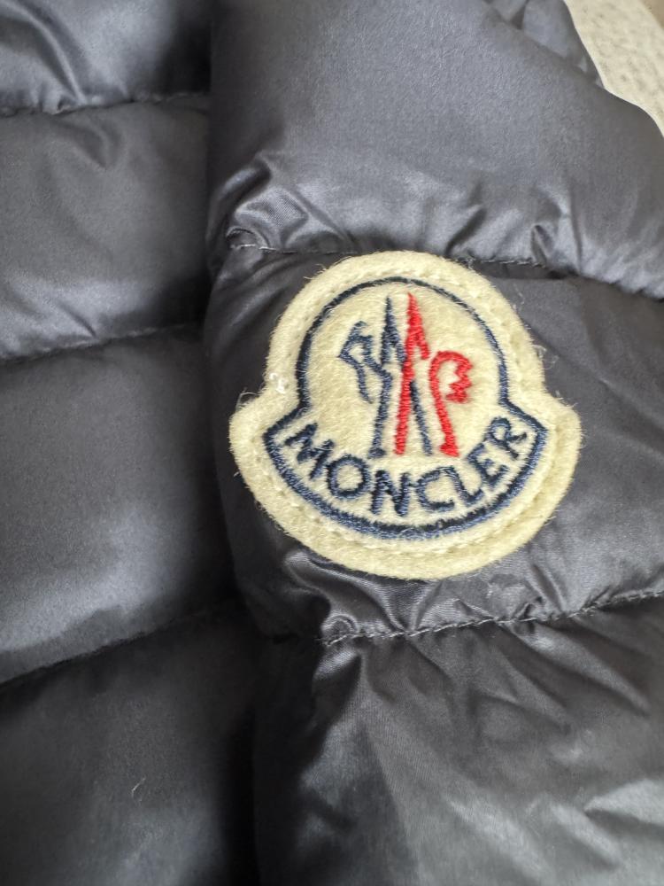 جاكيت Moncler