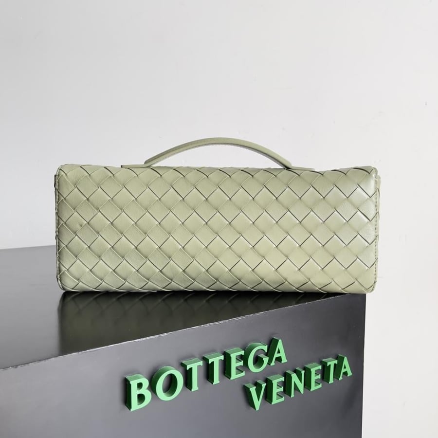 شنطة بوتيغا  Andiamo clutch مقاس 31cm