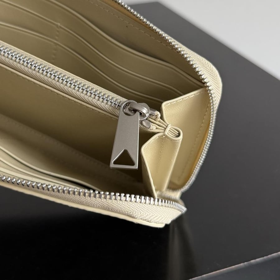 محفظة بوتيغا Ostrich Leathe bottega