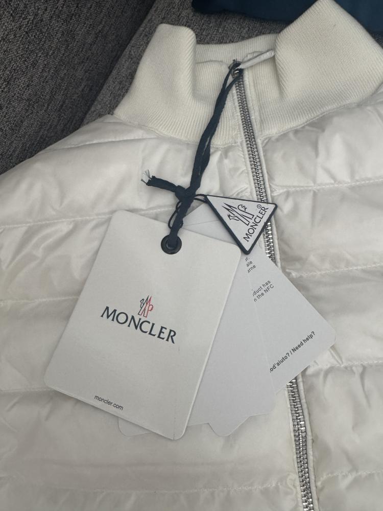 جاكيت Moncler