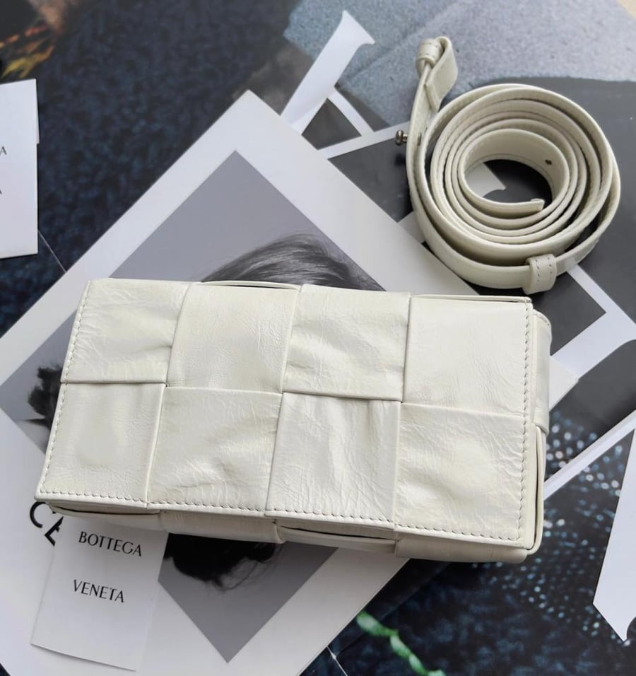 شنطة بوتيغا Mini Cassette مقاس 18cm