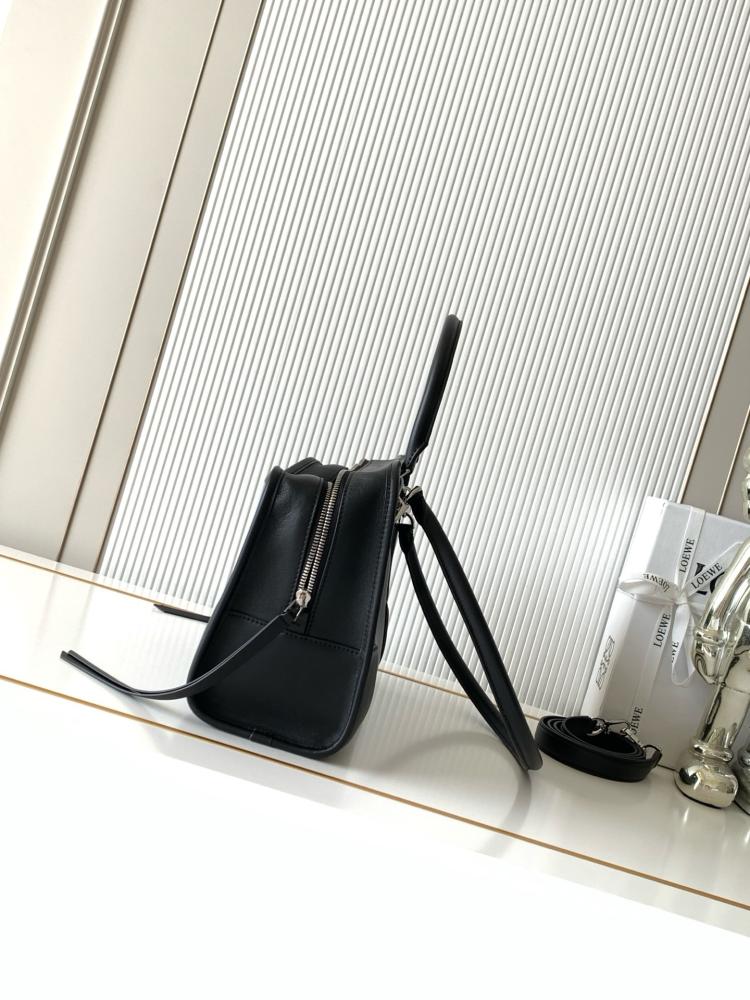 شنطة لويفي Amazona Loewe