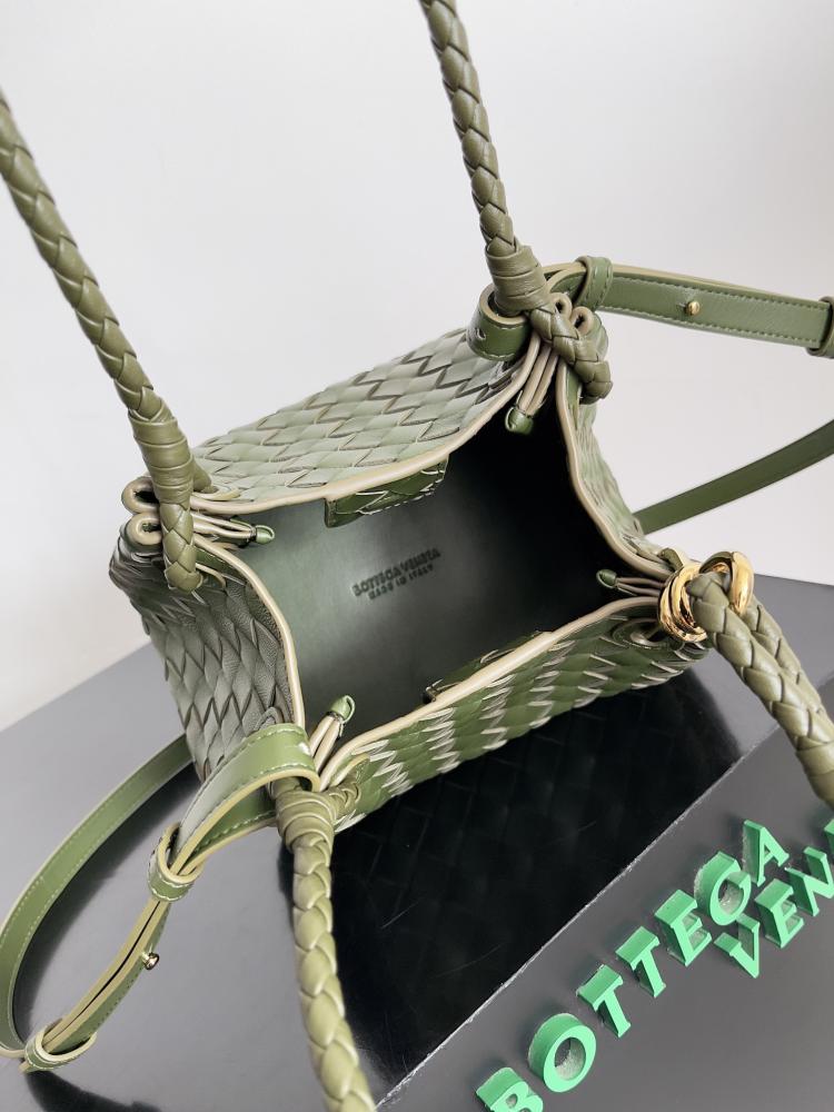 شنطة بوتيغا parachute مقاس 21cm