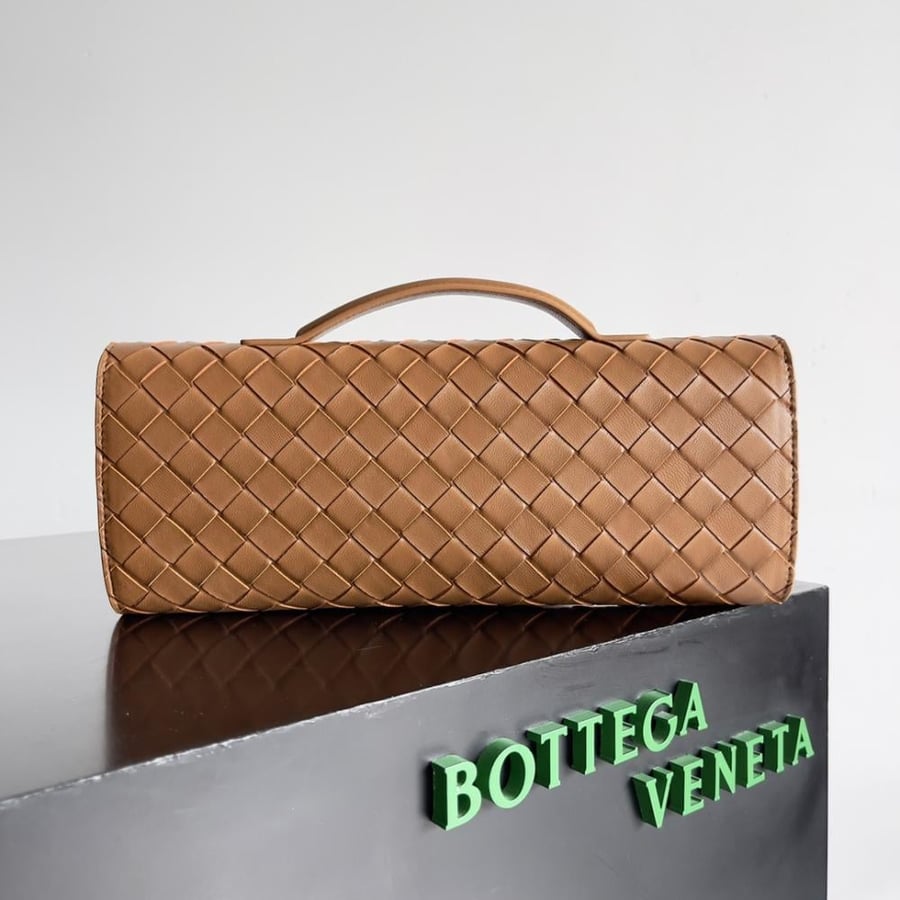شنطة بوتيغا  Andiamo clutch مقاس 31cm
