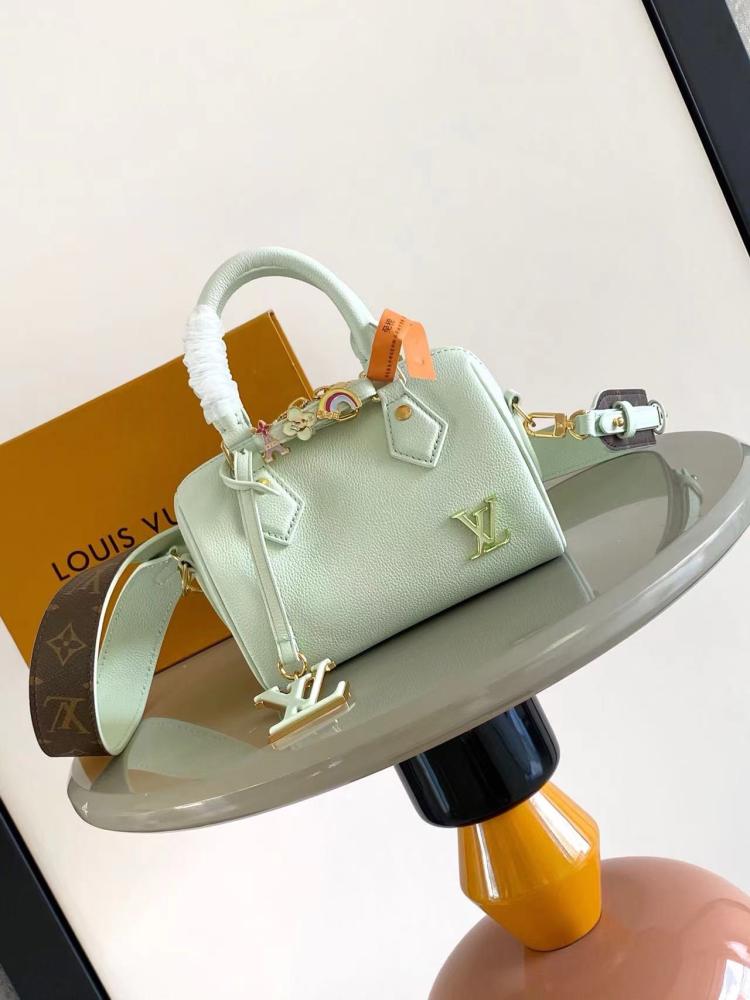 شنطة لويس فيتون Speedy Bandoulière مقاس 18