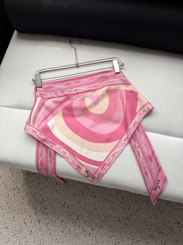 سكارف Pucci