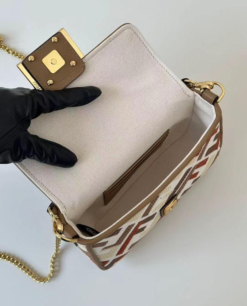 شنطة فيندي Mini Baguette مقاس 20cm