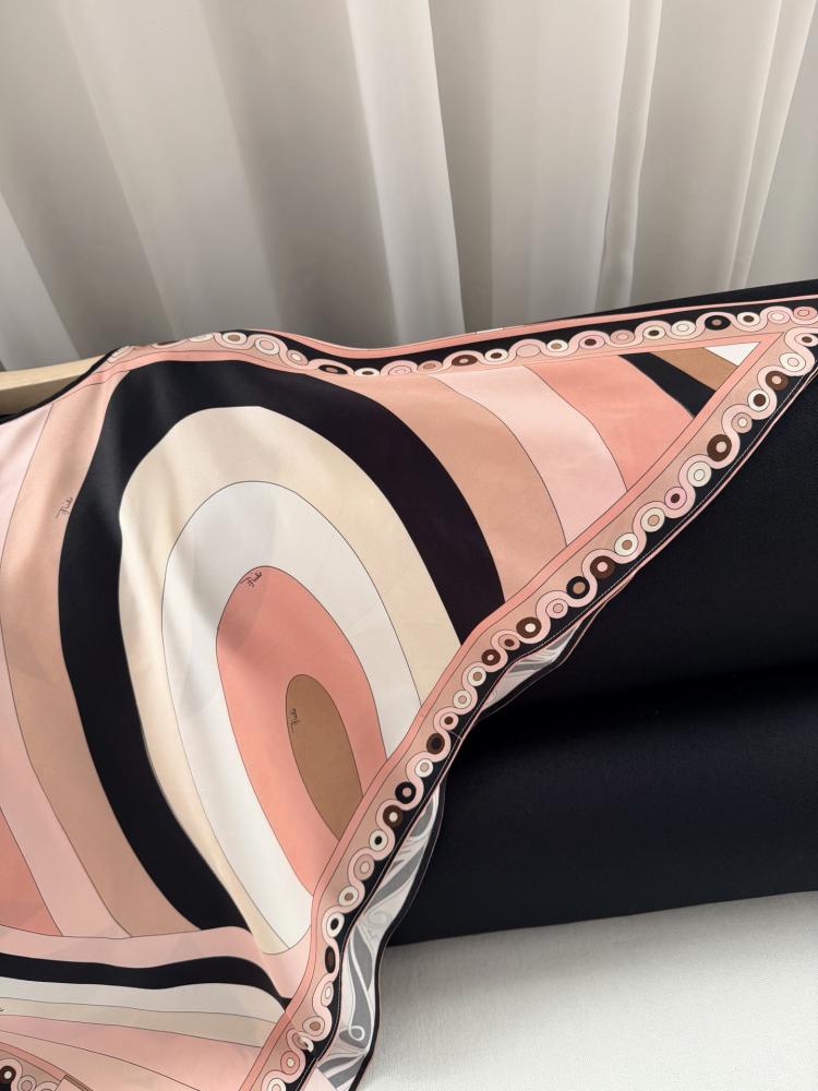كاب Pucci.