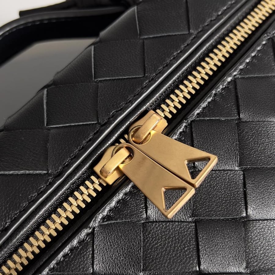 شنطة بوتيغا Bang Bang Vanity