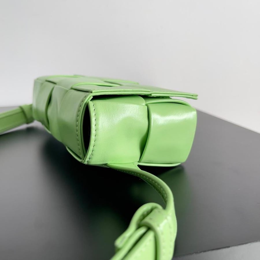 شنطة بوتيغا Mini Cassette مقاس 18cm