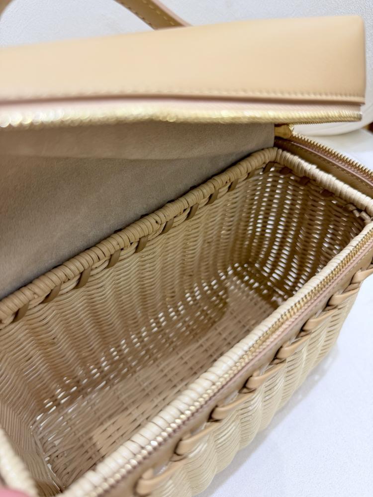 شنطة لورو بيانا Extra West Wicker Lora piana مقاس 19 cm