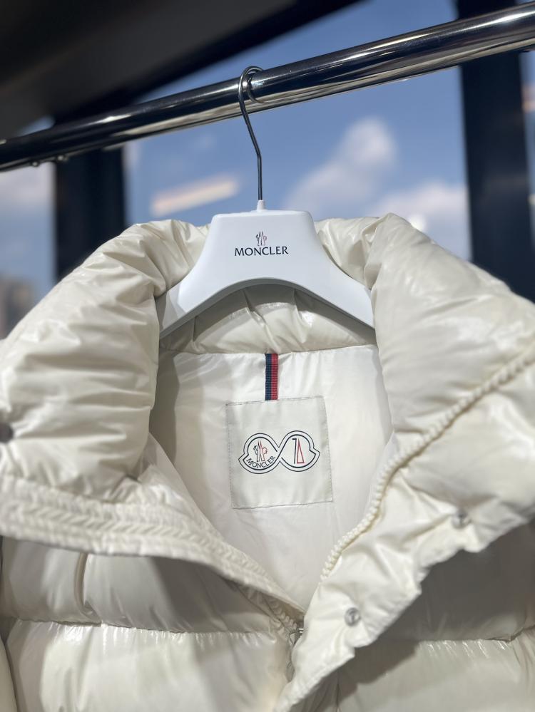 جاكيت Moncler