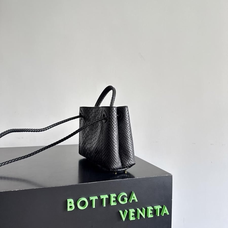 شنطة بوتيغا Mini Andiamo Bottega
