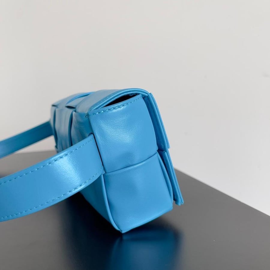 شنطة بوتيغا Mini Cassette مقاس 18cm