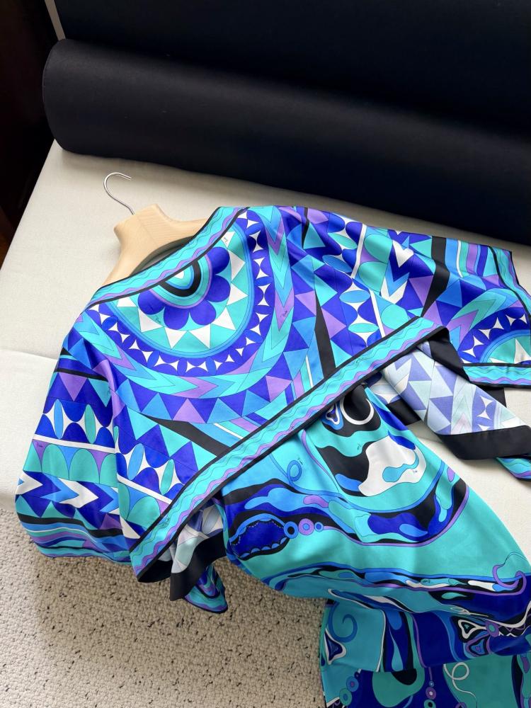 طقم Pucci
