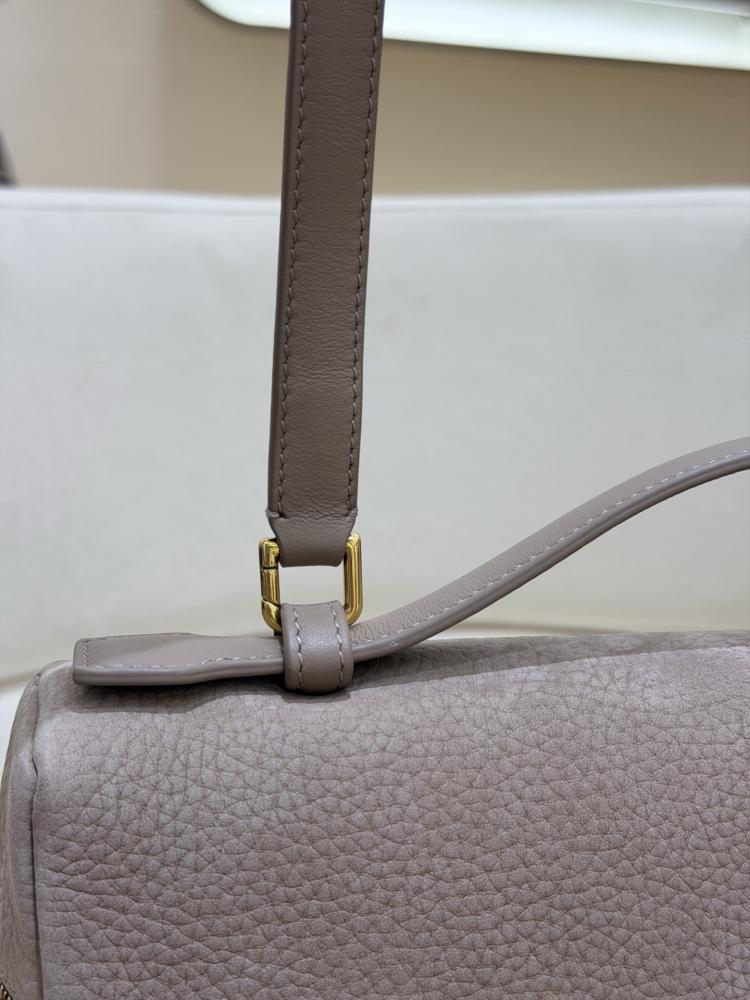 شنطة لورو بيانا Cowhide Lora piana مقاس 19 cm