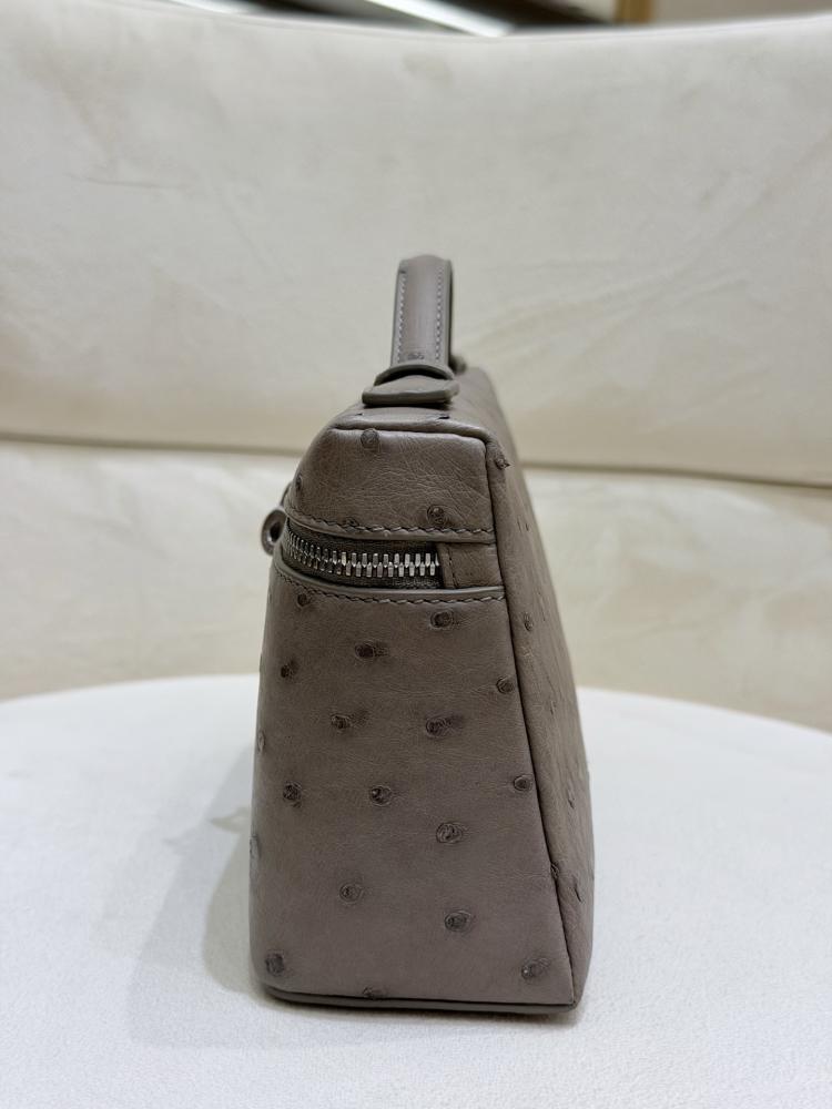 شنطة لورو بيانا Ostrich Leather مقاس 19 cm