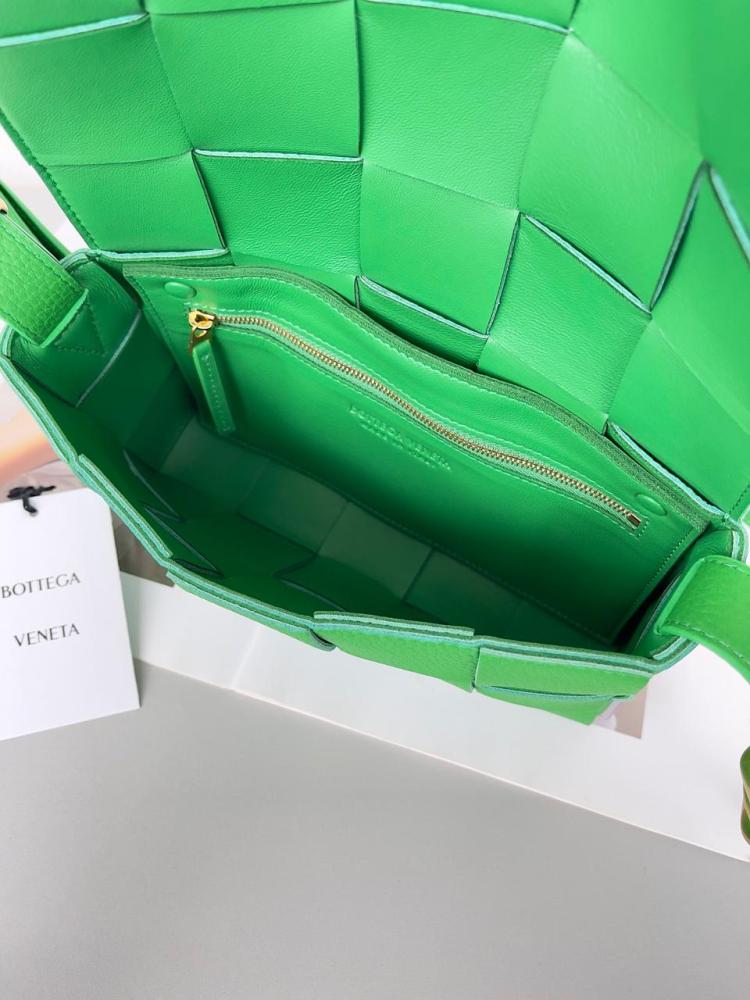 شنطة  بوتيغا Cassette مقاس 23cm