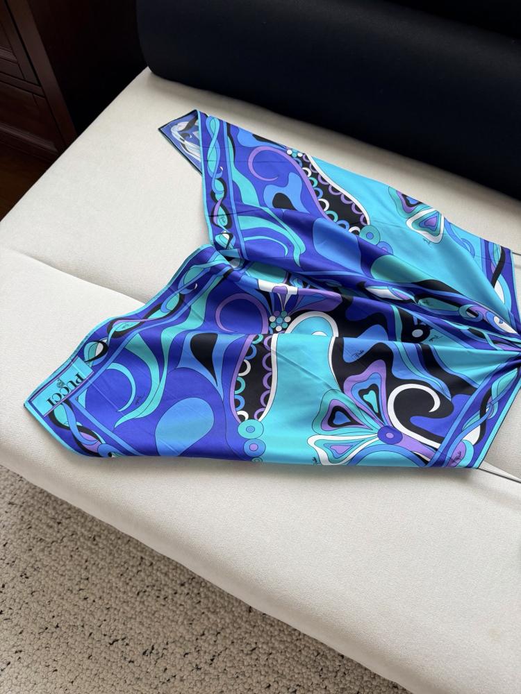 توب Pucci.