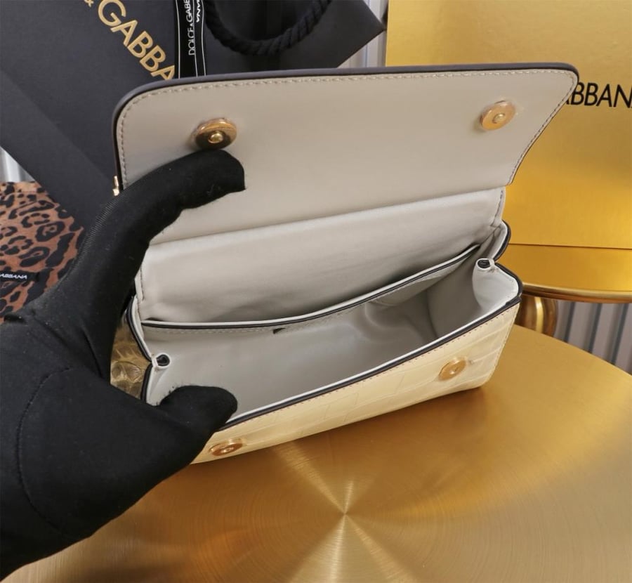 . شنطة دولتشي اند غابانا  Small Sicily handbag