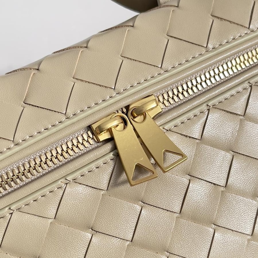 شنطة بوتيغا Bang Bang Vanity