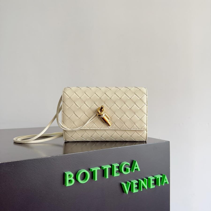شنطة بوتيغا Andiamo pouch on strap Bottega