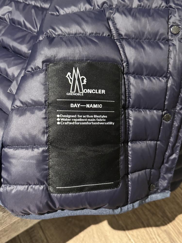 جاكيت Moncler