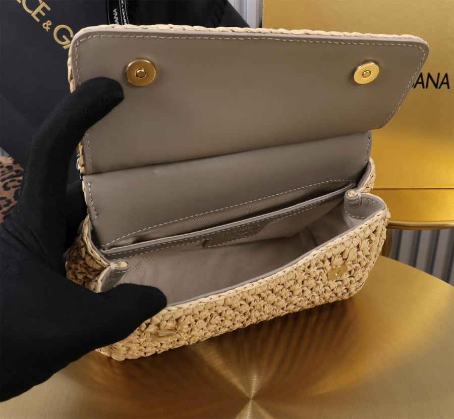 . شنطة دولتشي اند غابانا  Small Sicily handbag