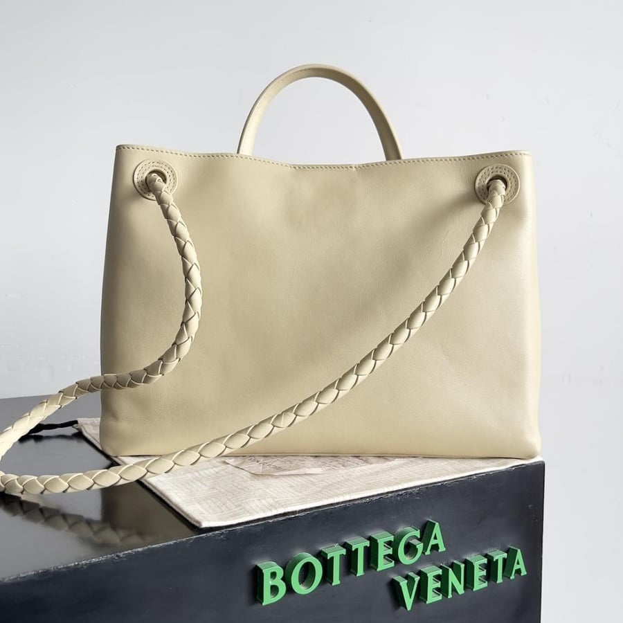 شنطة بوتيغا Andiamo مقاس 32cm