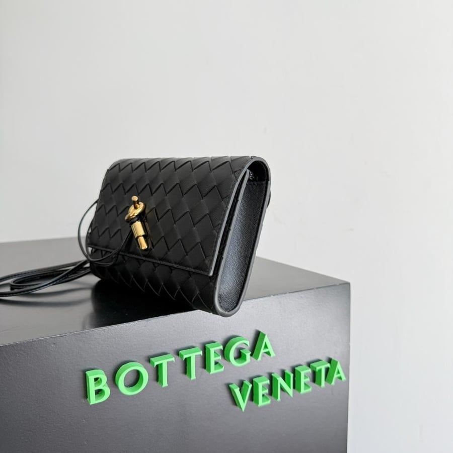 شنطة بوتيغا Andiamo pouch on strap Bottega