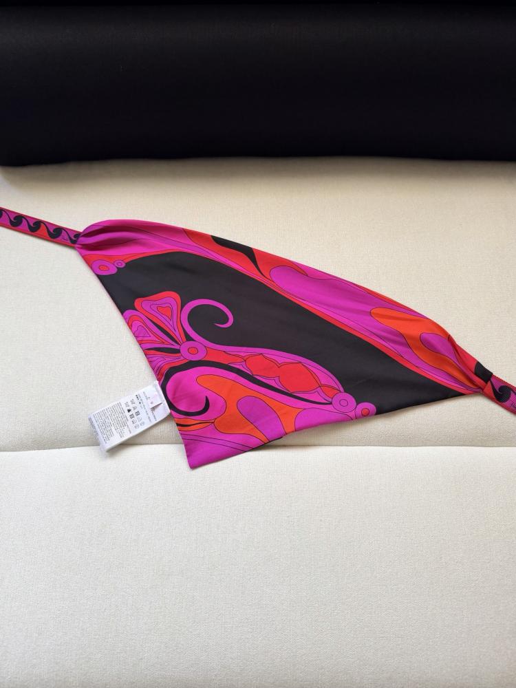 سكارف Pucci.