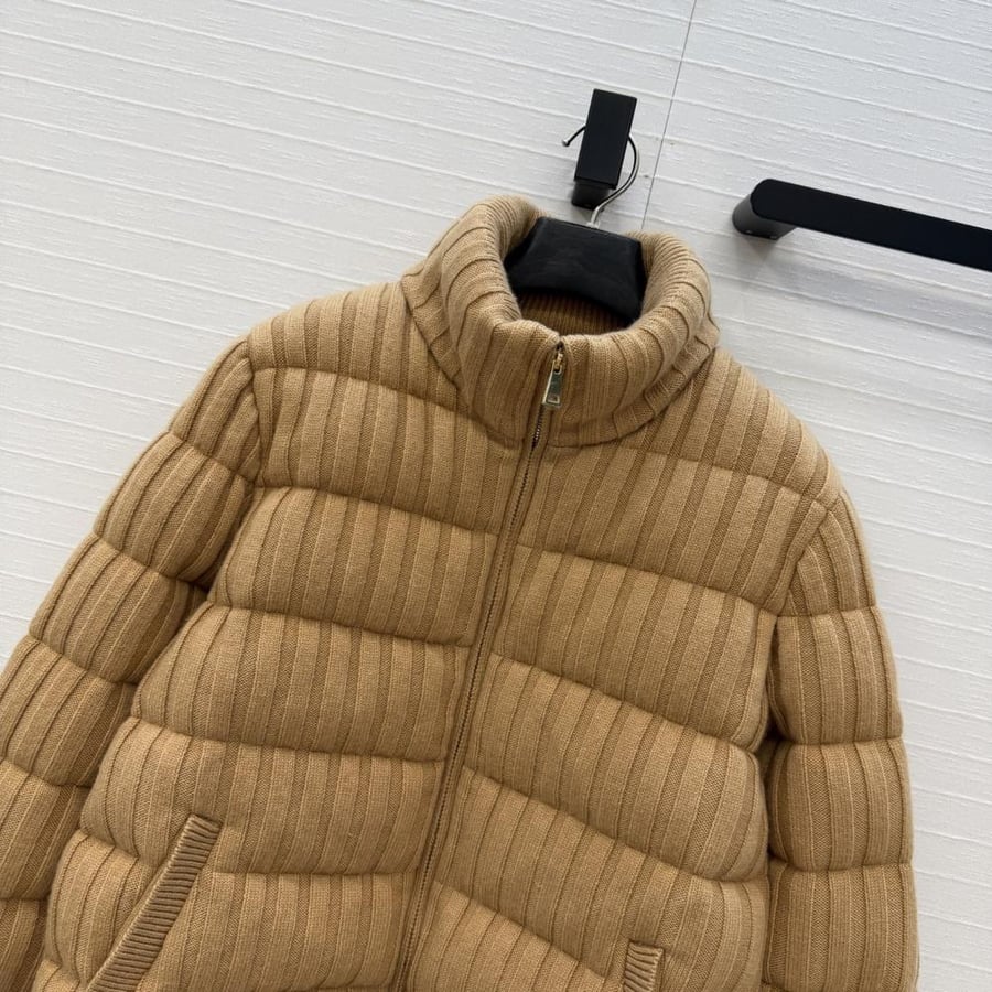 جاكيت Moncler