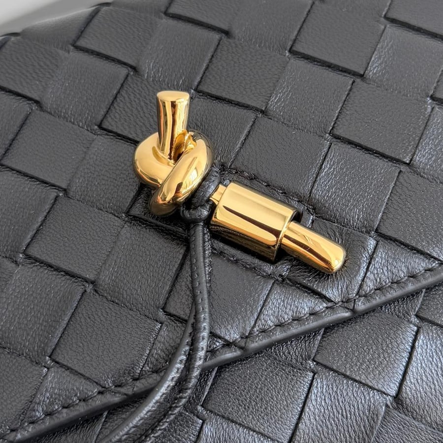 شنطة بوتيغا Andiamo pouch on strap Bottega