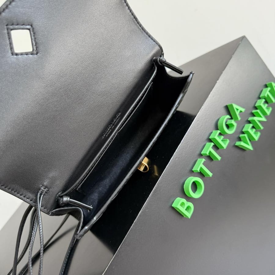 شنطة بوتيغا Andiamo pouch on strap Bottega