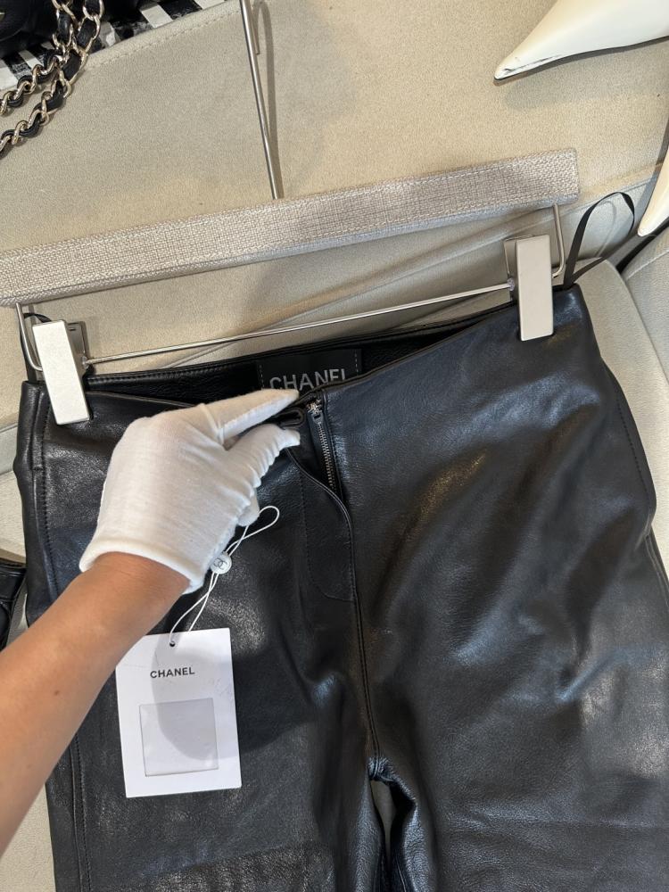 بنطلون Chanel.