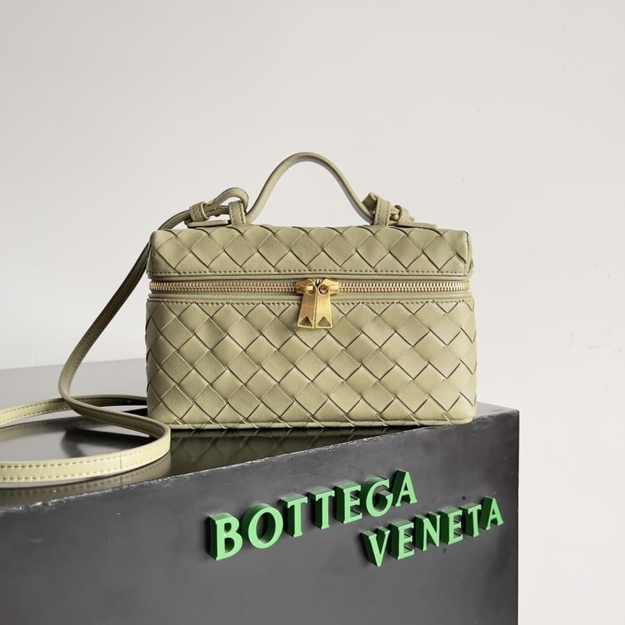 شنطة بوتيغا Bang Bang Vanity