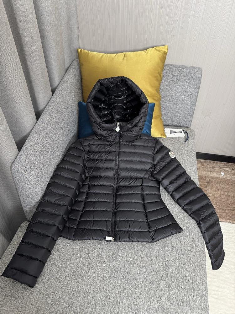 جاكيت Moncler