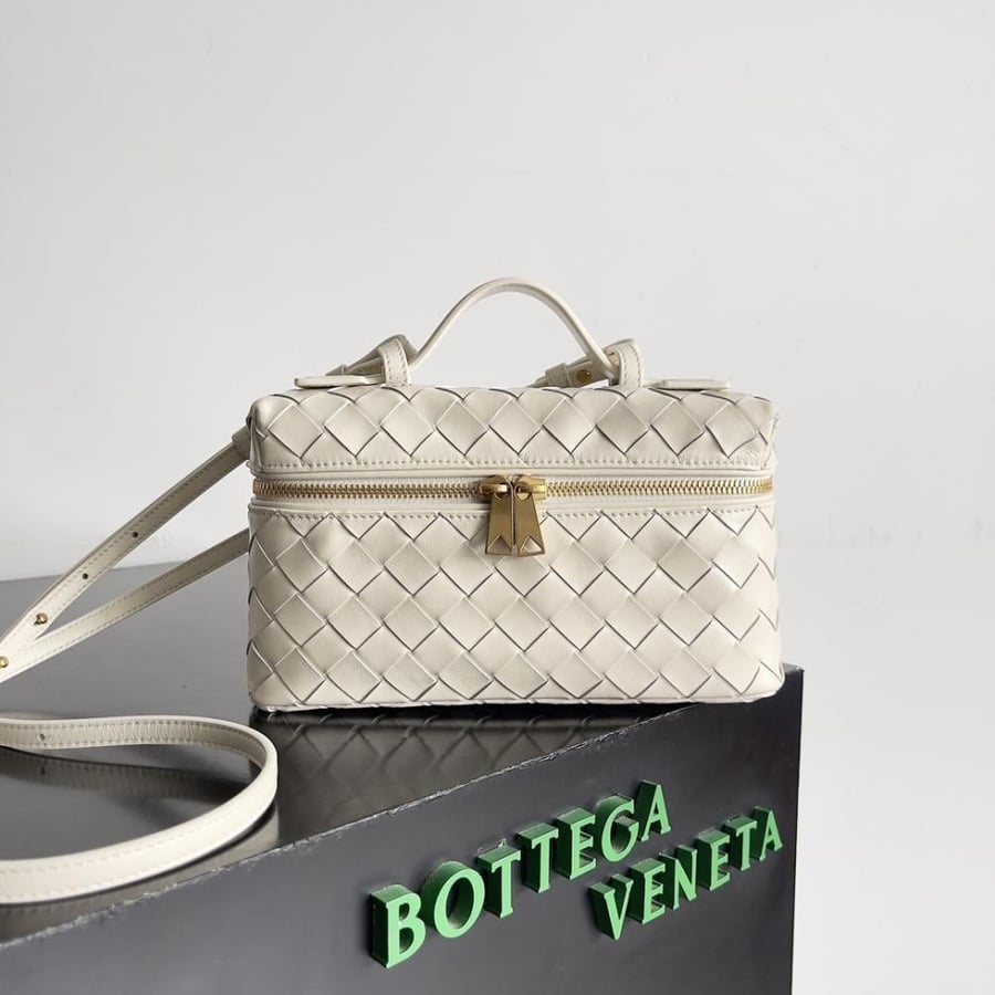 شنطة بوتيغا Bang Bang Vanity