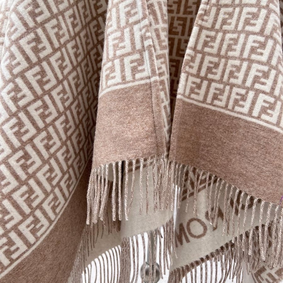 سكارف Fendi