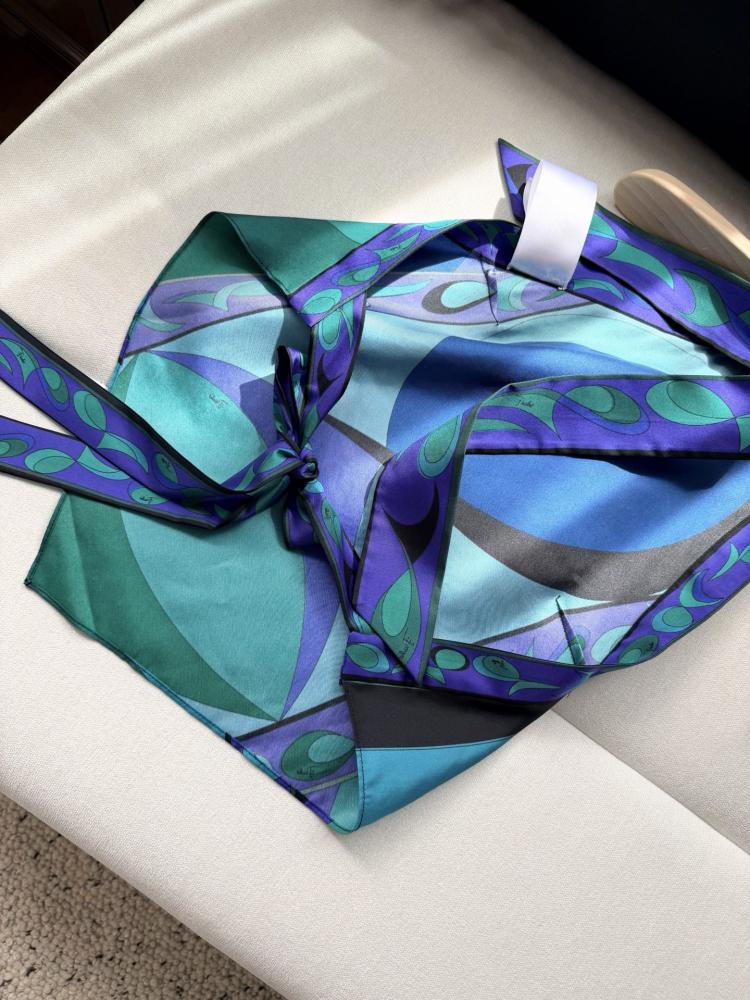 توب Pucci.