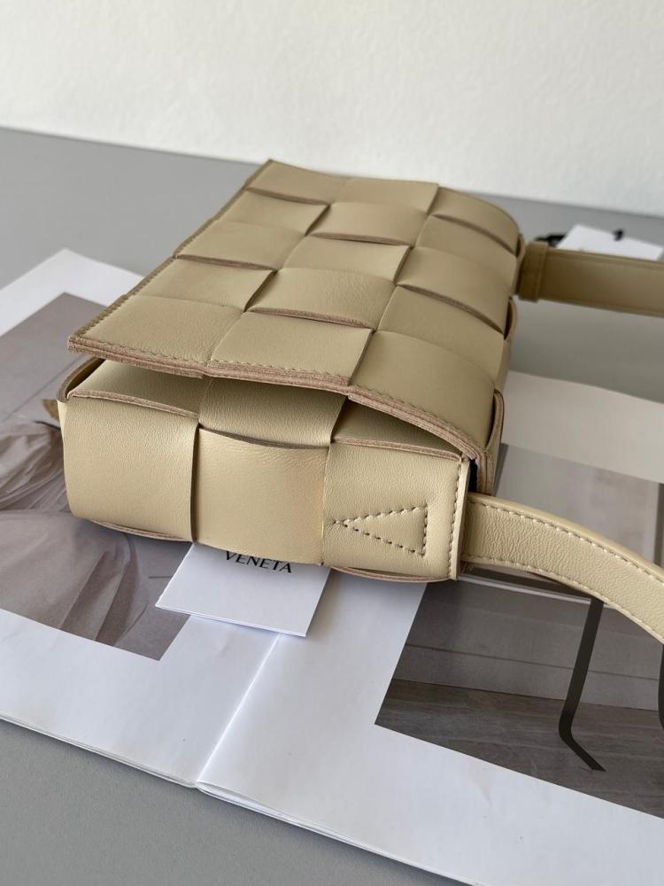 شنطة  بوتيغا Cassette مقاس 23cm