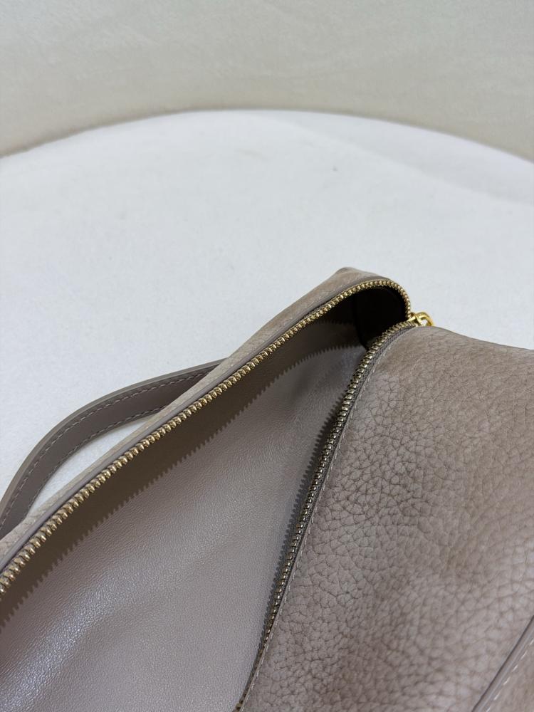 شنطة لورو بيانا Cowhide Lora piana مقاس 19 cm